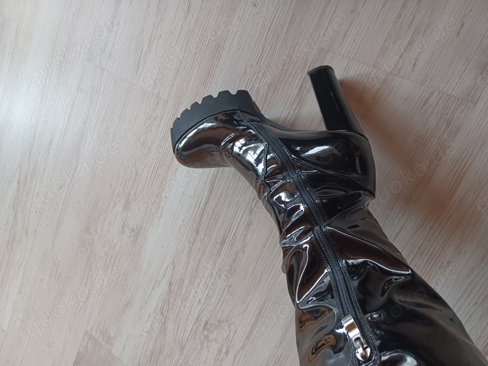  Cremeweiss auf glänzend Schwarz? Interesse?
