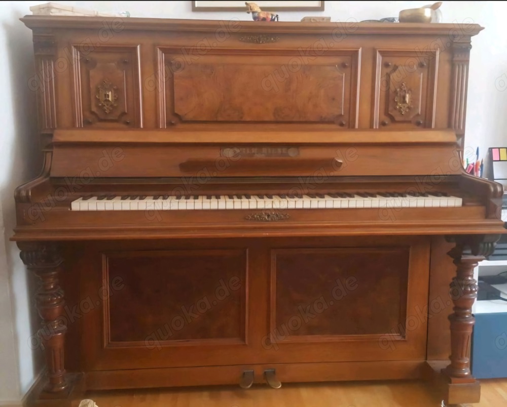 Antikes vollfunktionsfähiges Klavier (Walnussholz)