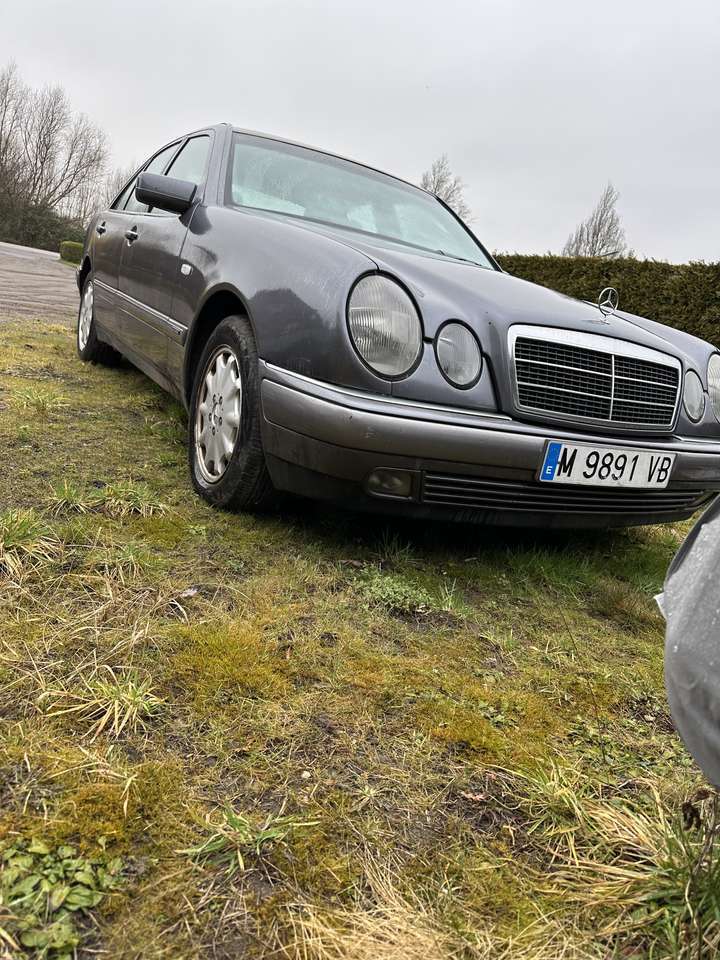 Mercedes-Benz E 300 mit dem OM606 Motor