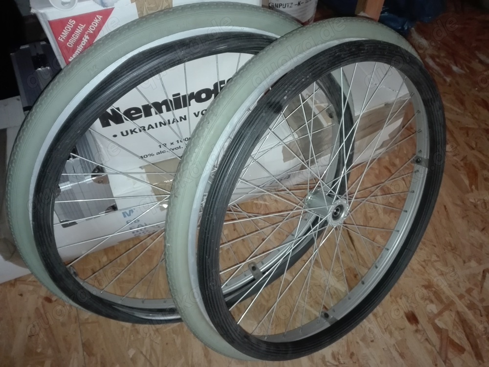 Zwei Räder für Rollstuhl 