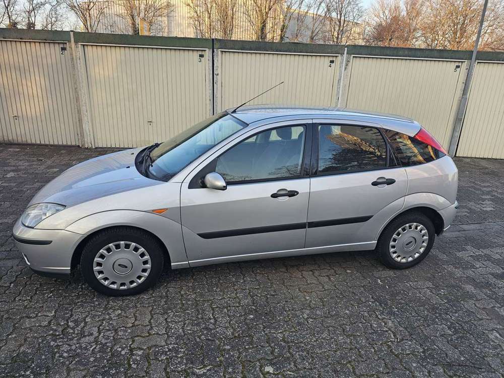 Ford Focus Focus Fließheck 5-Türer 1.8 Futura