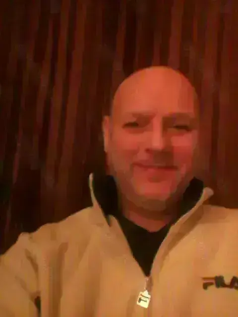 sie besucht ihn sie besucht ihn