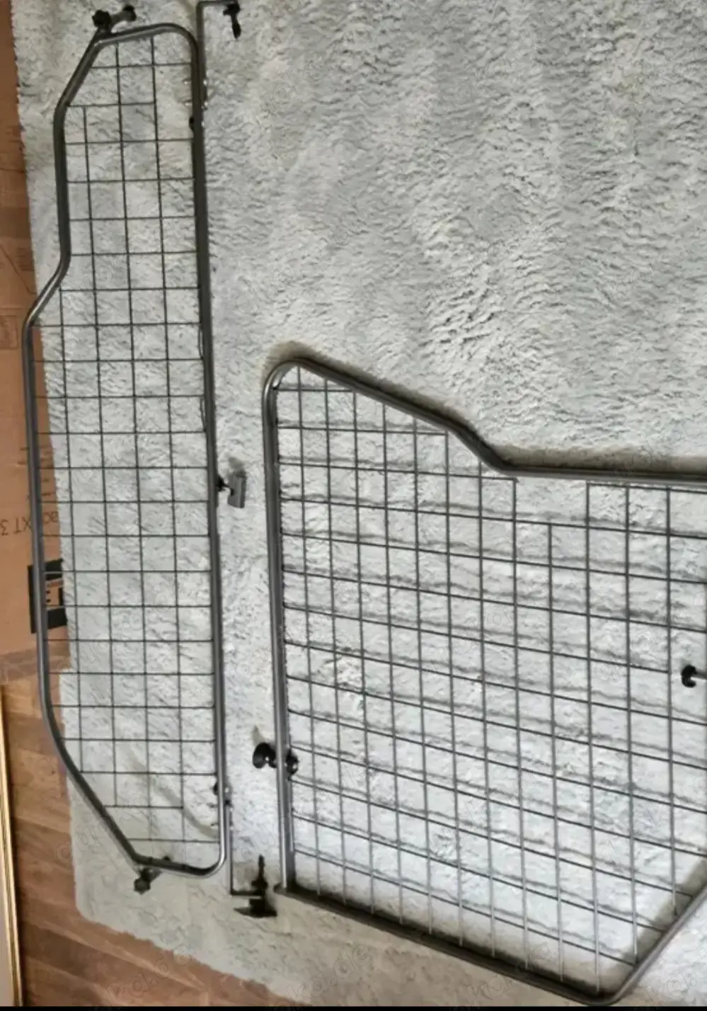 Kofferraum - Abtrenngitter (nach vorne) und Raumteiler (Kofferraum) der Marke Travall.  Gebraucht  