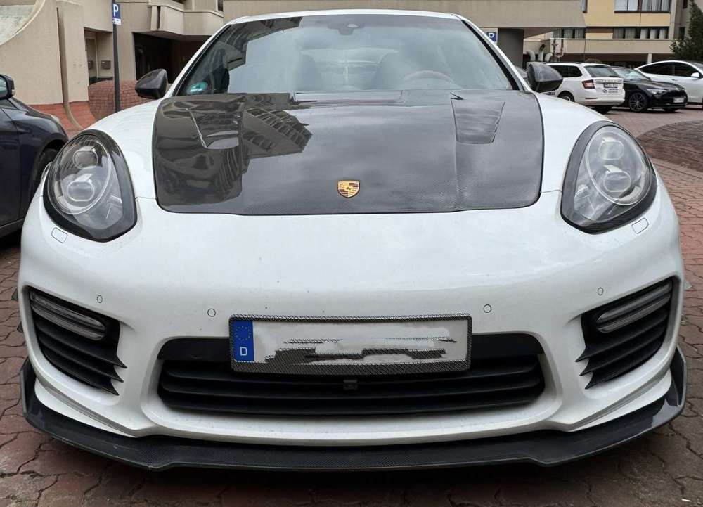 Porsche Panamera GTS Vollausstattung  exklusivem Carbon-Bodykit