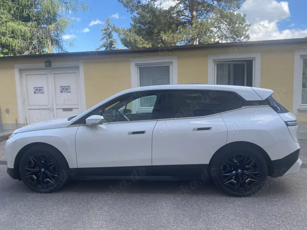 BMW iX 40 - Absolute Vollausstattung - Perfekter Zusatand