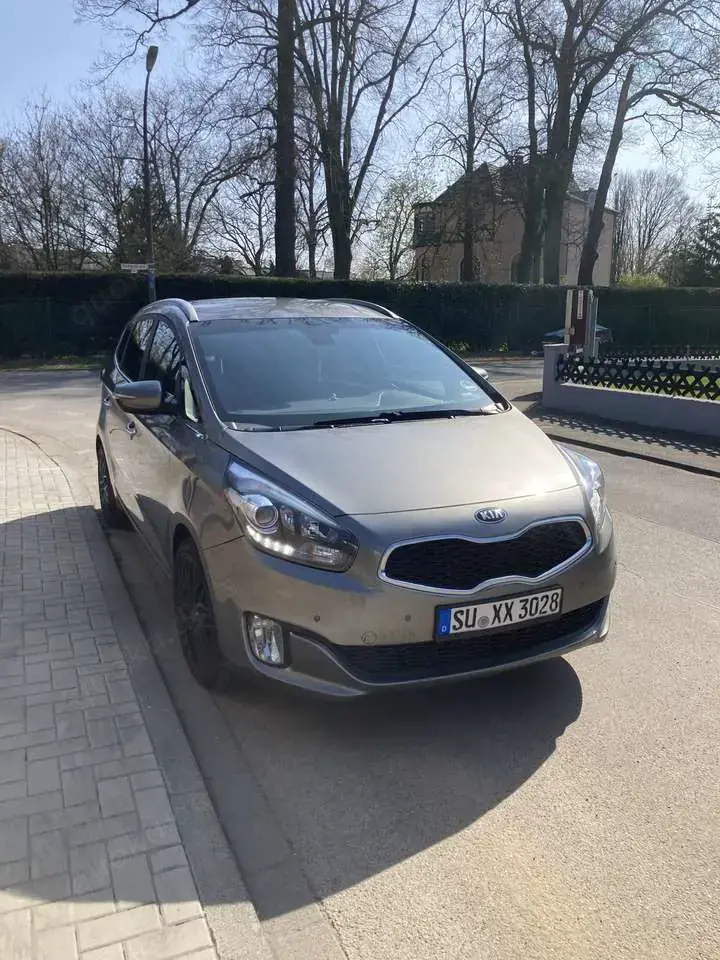 Kia Carens Dream Team