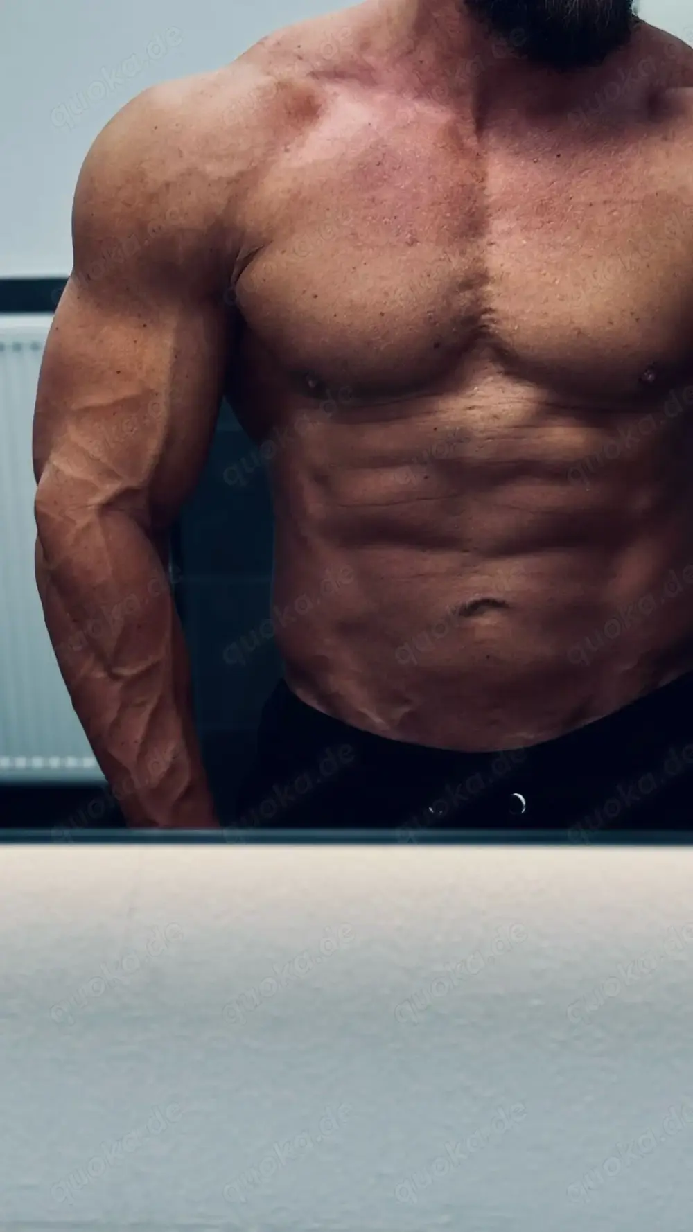 Muskulöser Mann mit big dick für Frauen