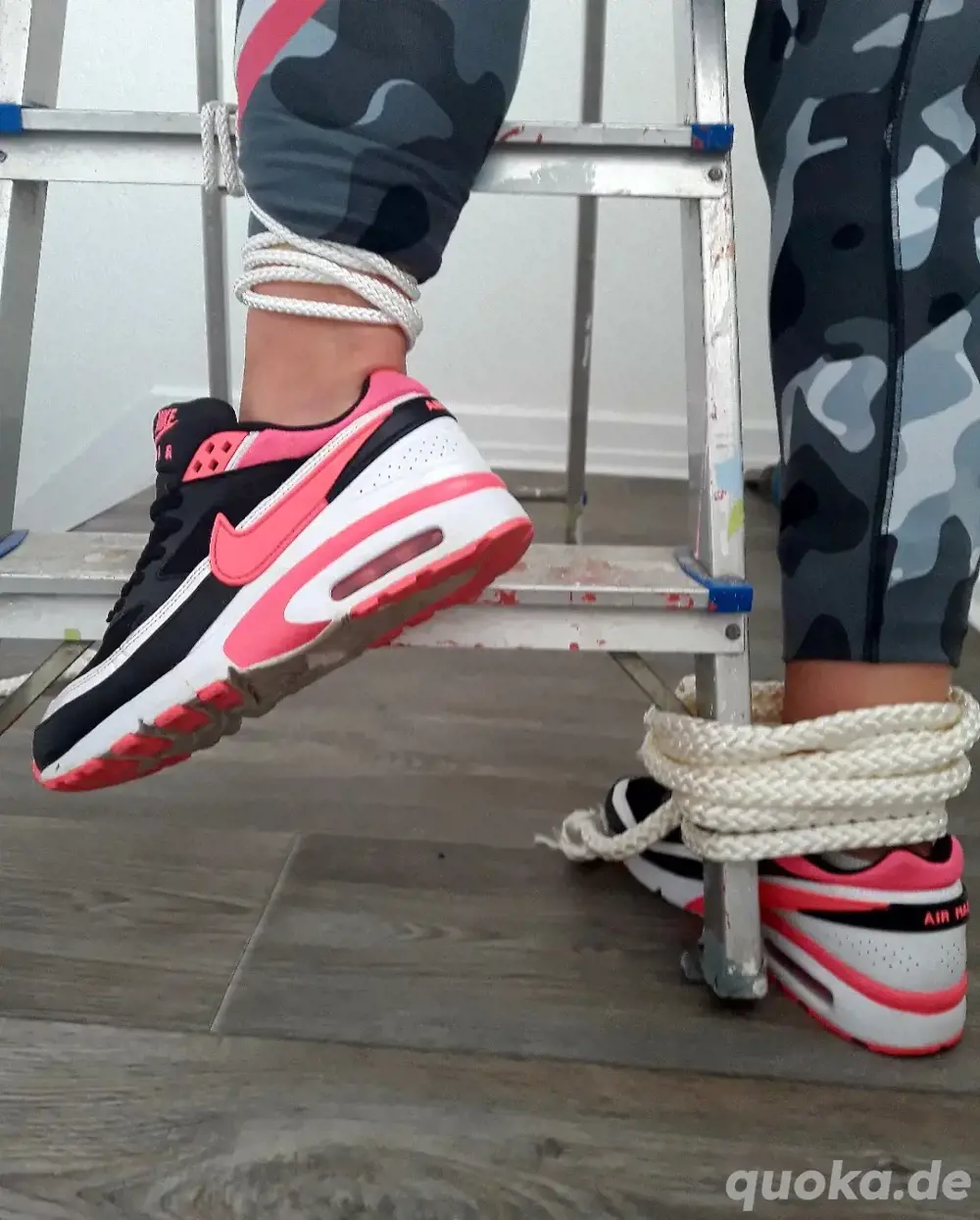FOTOPAKET AIR MAX SNEAKER & BONDAGE, Leiter, Sneakerfetisch, Schufetisch, Fußfetisch Fotos FOTOPAKET AIR MAX SNEAKER & BONDAGE, Leiter, Sneakerfetisch, Schufetisch, Fußfetisch Fotos