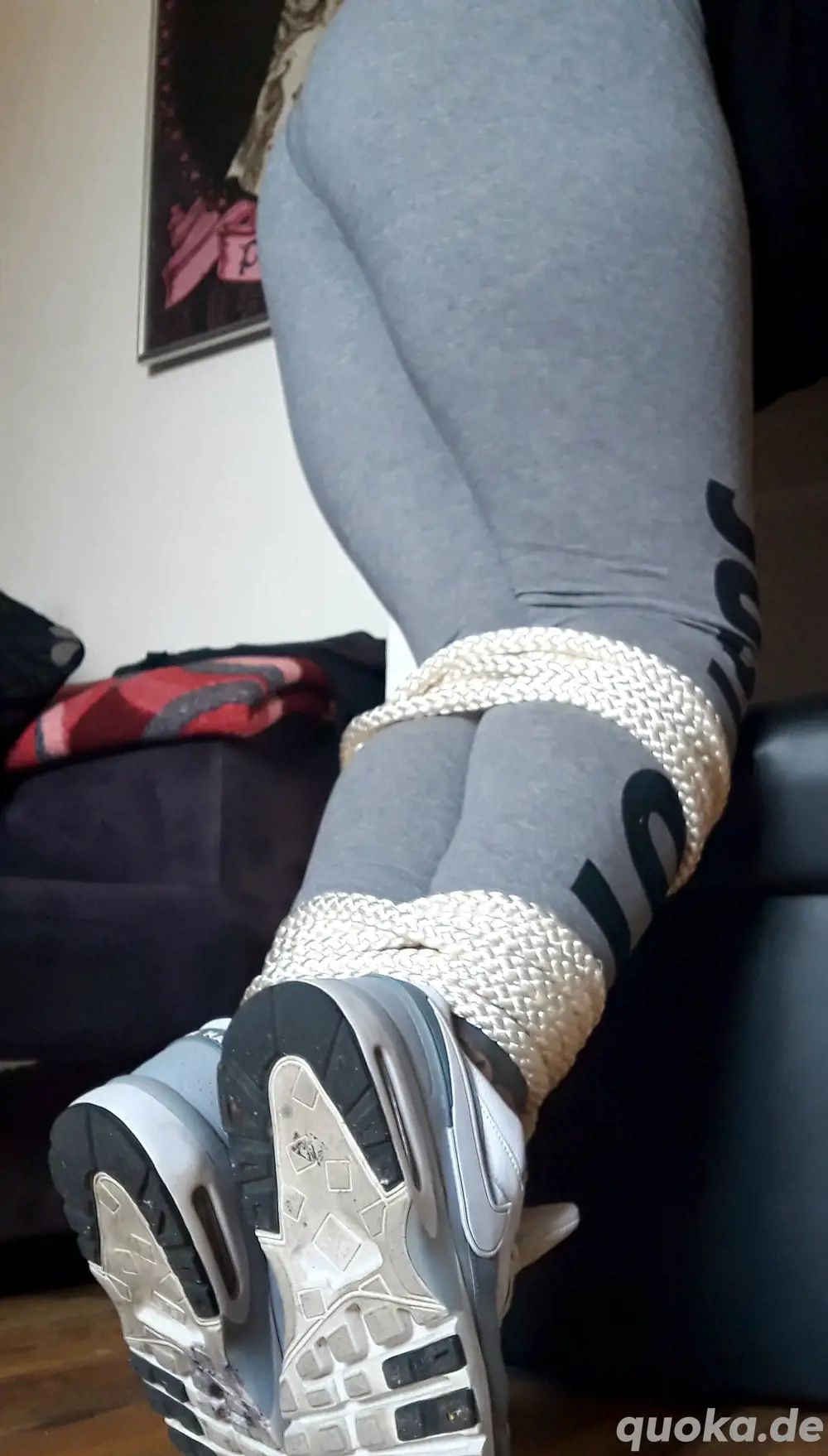 FOTOPAKET AIR MAX SNEAKER & BONDAGE, Stuhl, Sneakerfetisch, Schufetisch, Fußfetisch Fotos FOTOPAKET AIR MAX SNEAKER & BONDAGE, Stuhl, Sneakerfetisch, Schufetisch, Fußfetisch Fotos
