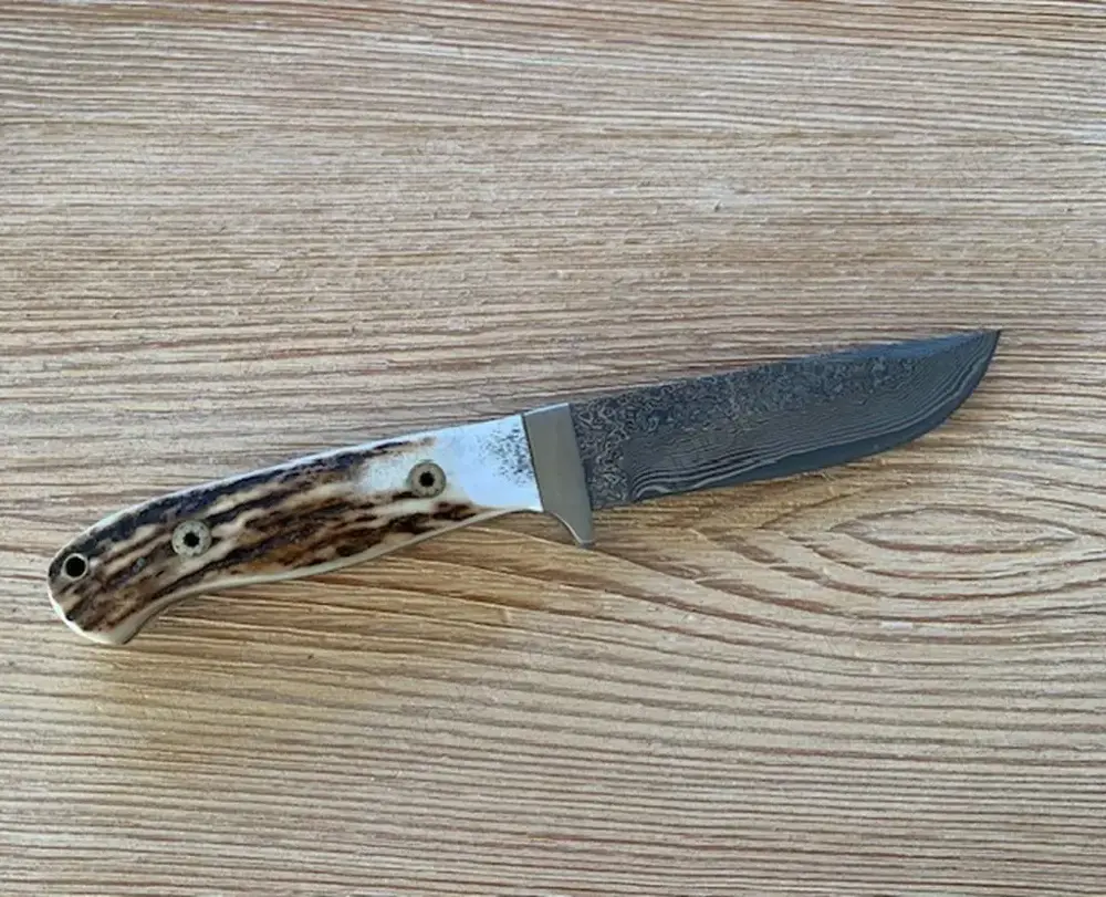 Damast Messer mit Hirschhorngriffschalen und Lederscheide