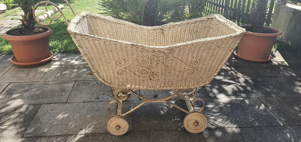 Alter Korbkinderwagen