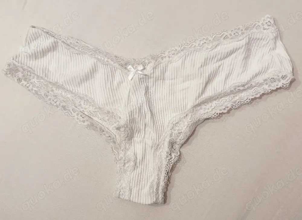 getragene Unterhose in weiß mit Schleifen getragene Unterhose in weiß mit Schleifen