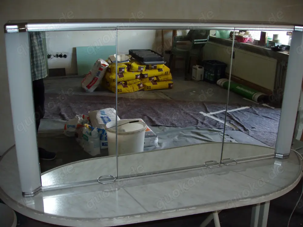 Spiegelschrank mit drei Spiegeltüren