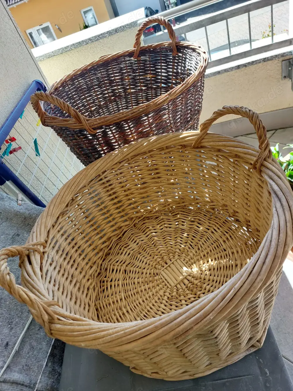 Zwei runde Handkörbe aus geschälter u. ungeschälter Weide Zwei runde Handkörbe aus geschälter u. ungeschälter Weide