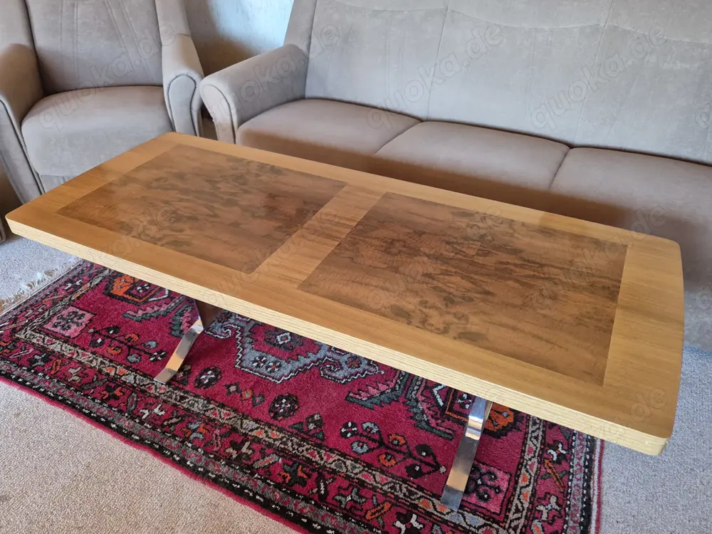 Couchtisch aus Holz mit verchromten Füßen - 70er Jahre Couchtisch aus Holz mit verchromten Füßen - 70er Jahre