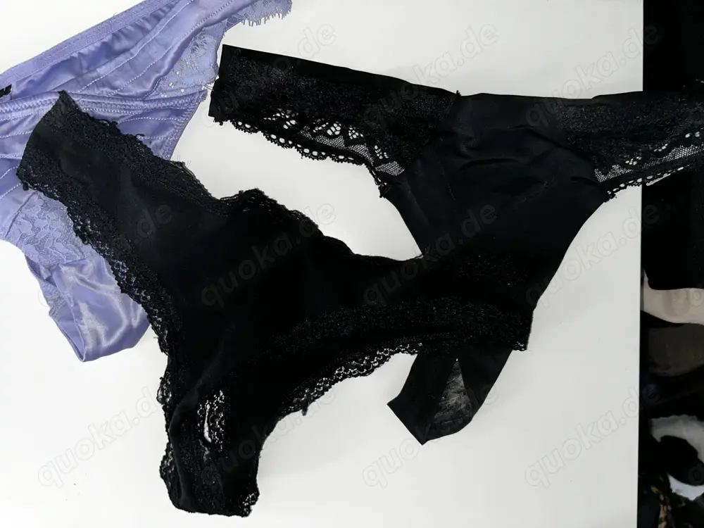 Junges Teen bietet dir nasse Höschen und Tangas 