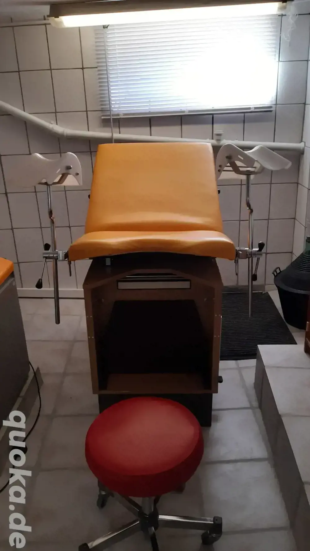 Hobbygyn sucht Patientin für geile Doktorspiele auf dem Gynstuhl!