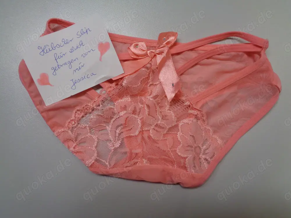 Getragener Slip mit schicker Spitze und Schleife