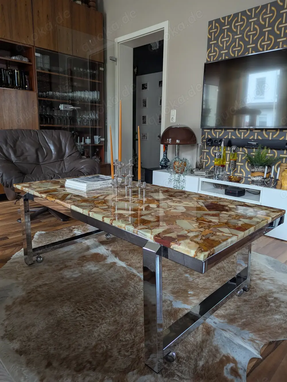 Mid-Century Couchtisch mit einer wunderschönen Onyx-Tischplatte und einem glänzenden Chromgestell