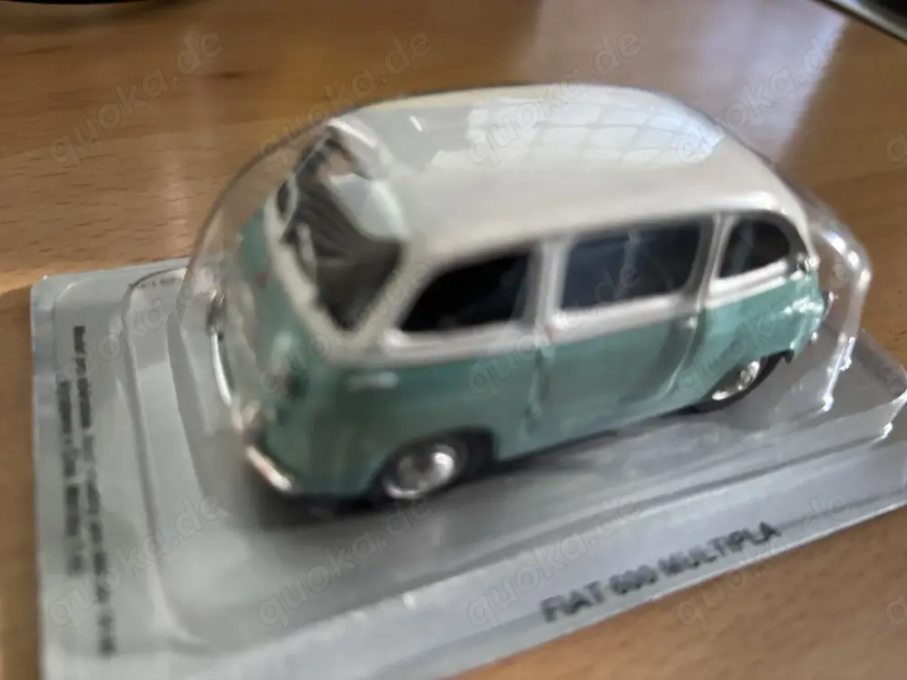 Mehrer verschiedene Auto- und Motorrad- und Traktorenmodelle zu verkaufen.