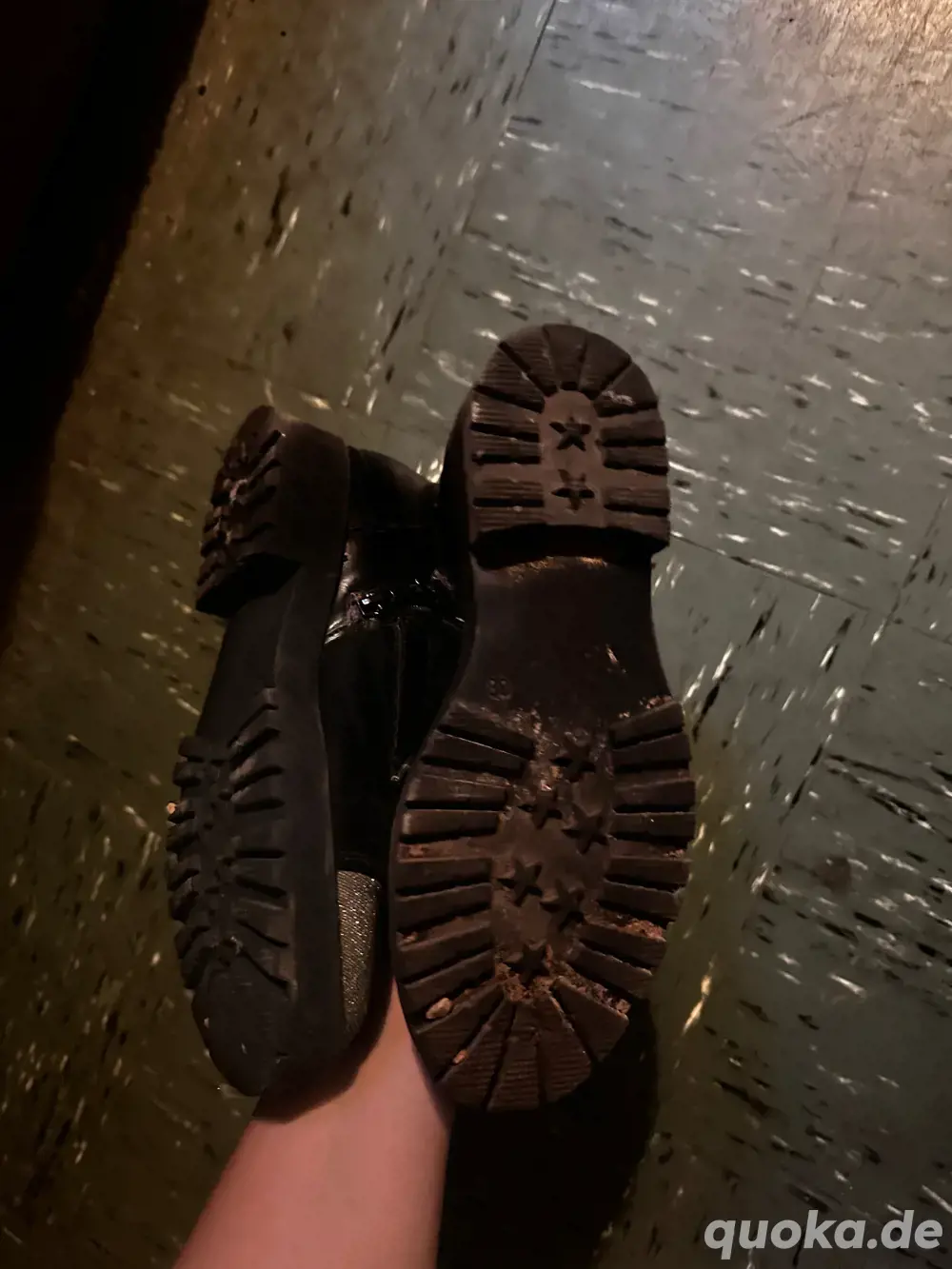 getragene sneaker, stiefel und mehr      
