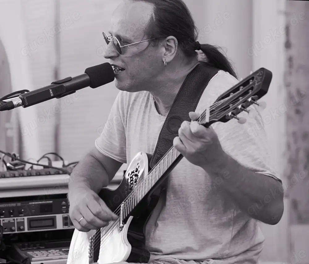 Live Musik Musiker Sänger Gitarrist Ein-Mann-Band kein DJ