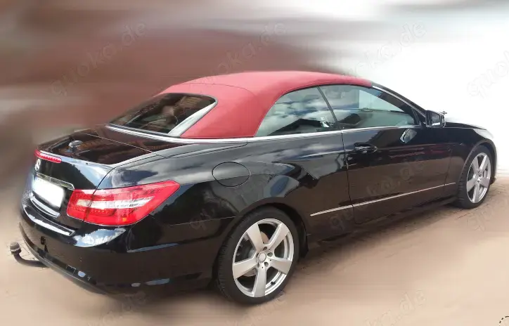 Schwarzes Mercedes-Benz Cabrio mit rotem Verdeck
