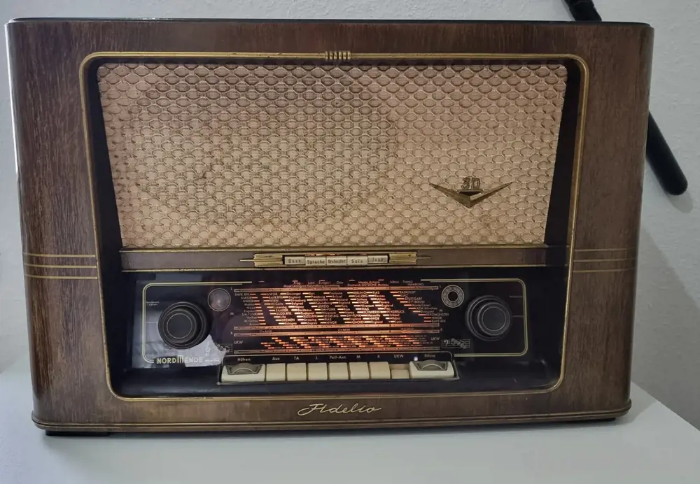 Röhrenradio| Röhrenempfänger| Antik Radio| Sammlerstück|NordMende