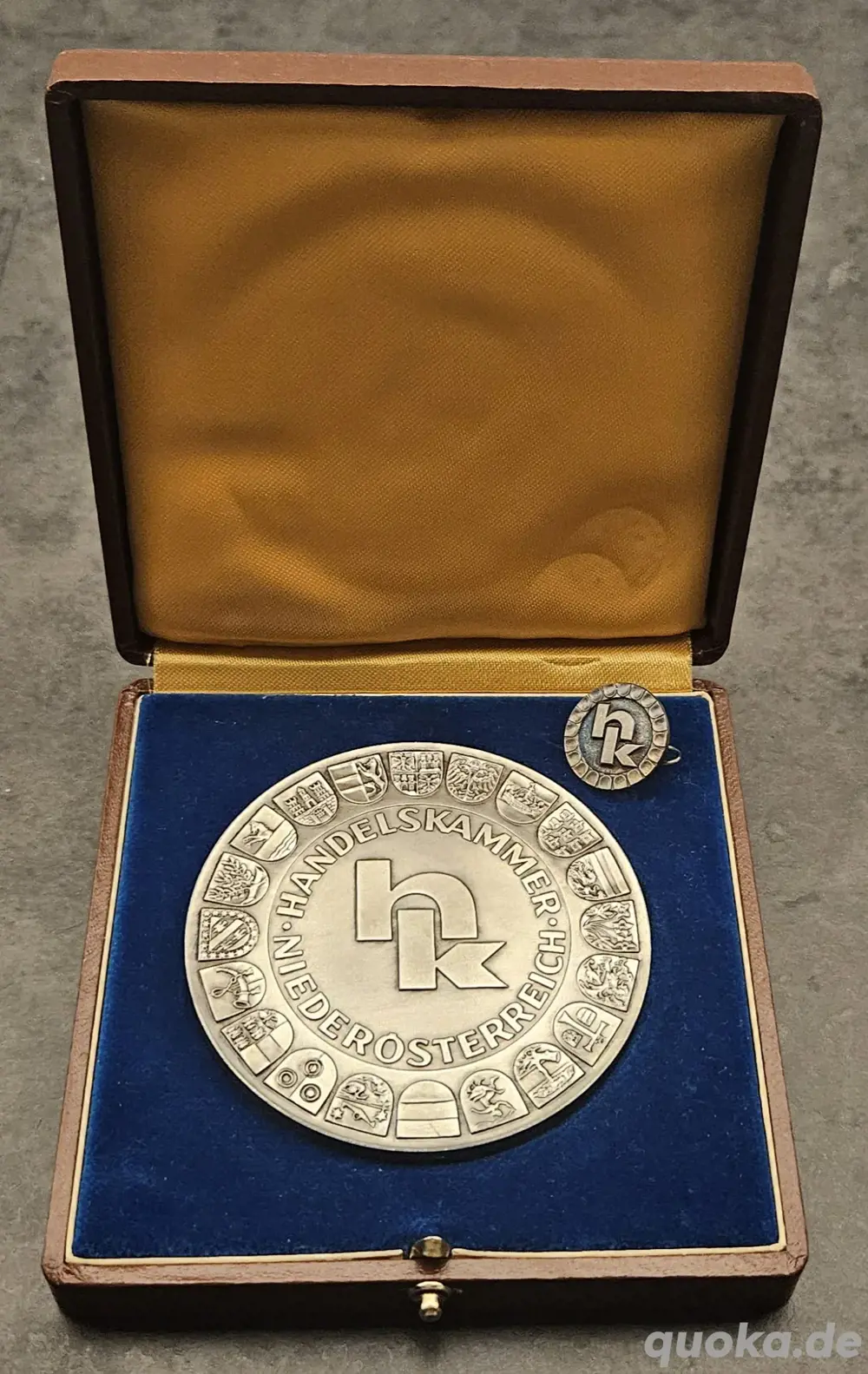Personalisierte GEDENKMEDAILLE "HK Handelskammer Niederöst." inkl. Anstecknadel u. Schmuckschatulle