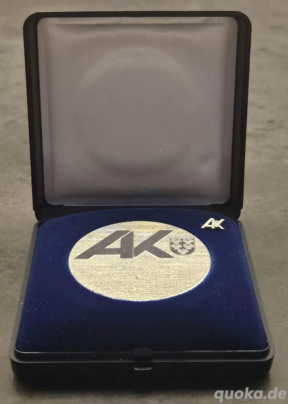 GEDENKMEDAILLE "AK-25 Jahre im Dienste der Volkswirtschaft" mit Schmuckschatulle u. Anstecknadel