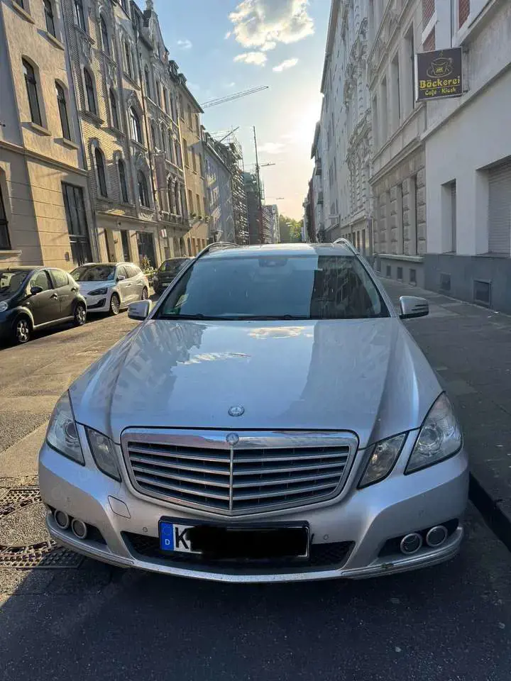 Mercedes-Benz E 220 Mercedes-Benz E 220 CDI T BlueEFFICIENCY ELEGANCE
