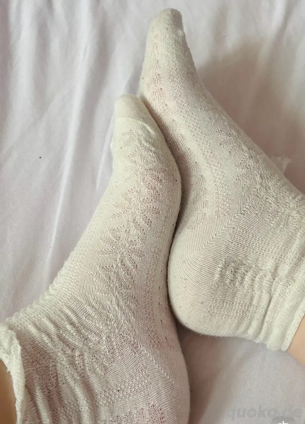 häufig getragene weiße Socken einer jungen Studentin