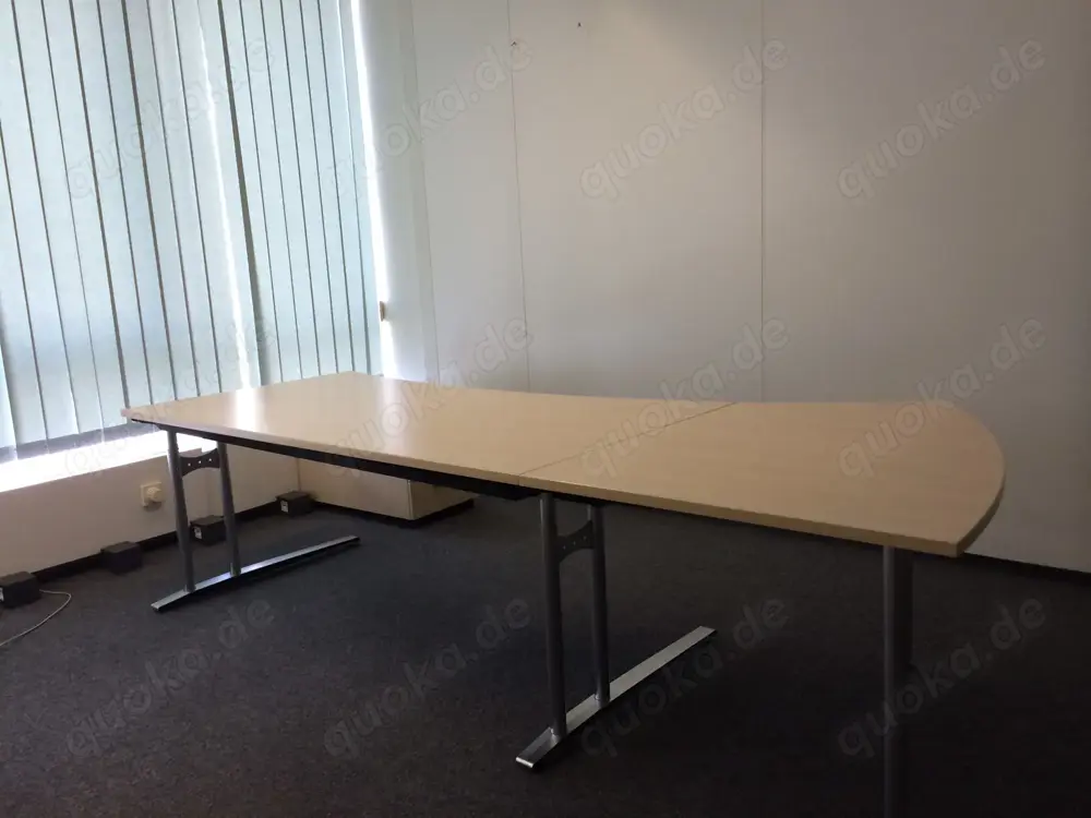 Schreibtisch mit Konferenzteil