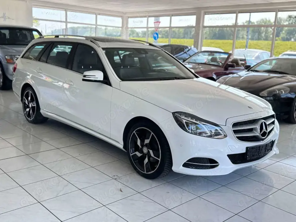 Mercedes-Benz E 220 CDI Schiebedach+Navi+AUT+Sitzhzg+PDC+AHK