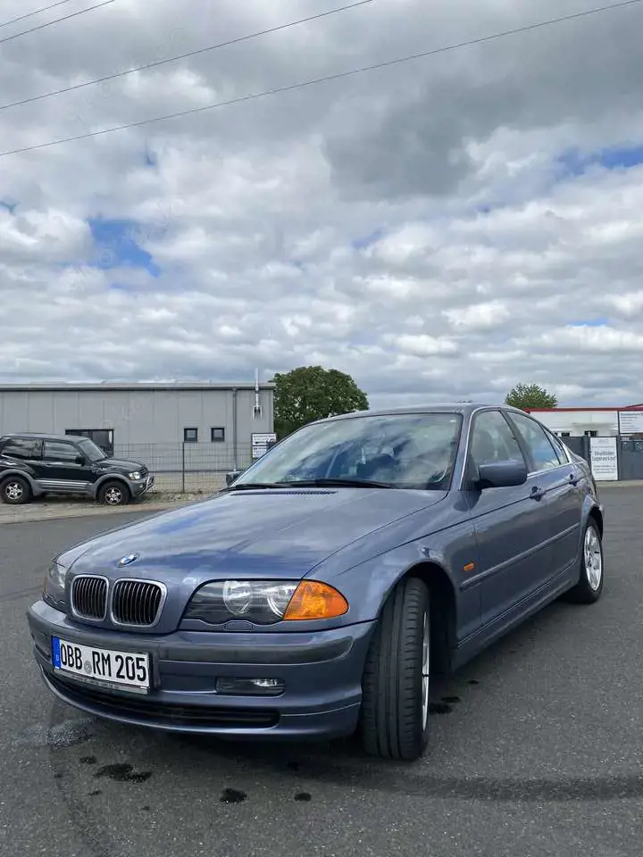 BMW 323 i