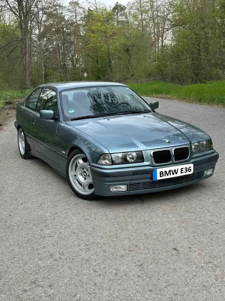 BMW 320 320i Coupe