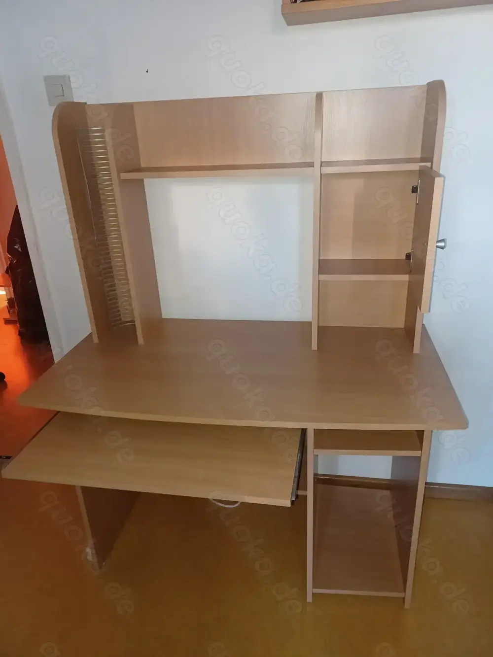 PC-Schreibtisch  "Amadeus"  mit  Aufsatz  und  Drehstuhl