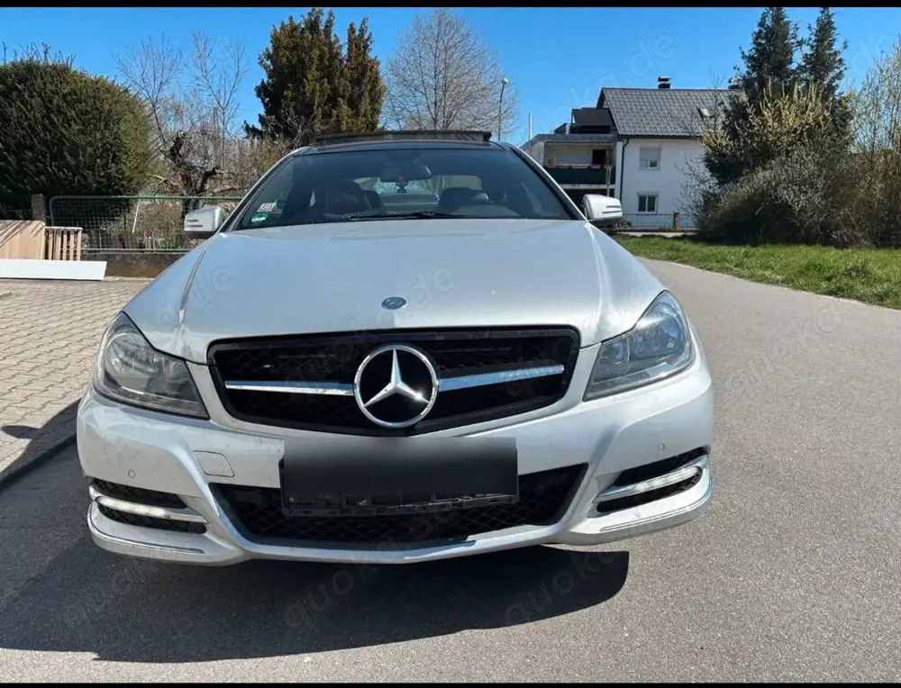 Mercedes-Benz 220 Facelift-Modell, Panorama-Glasdach