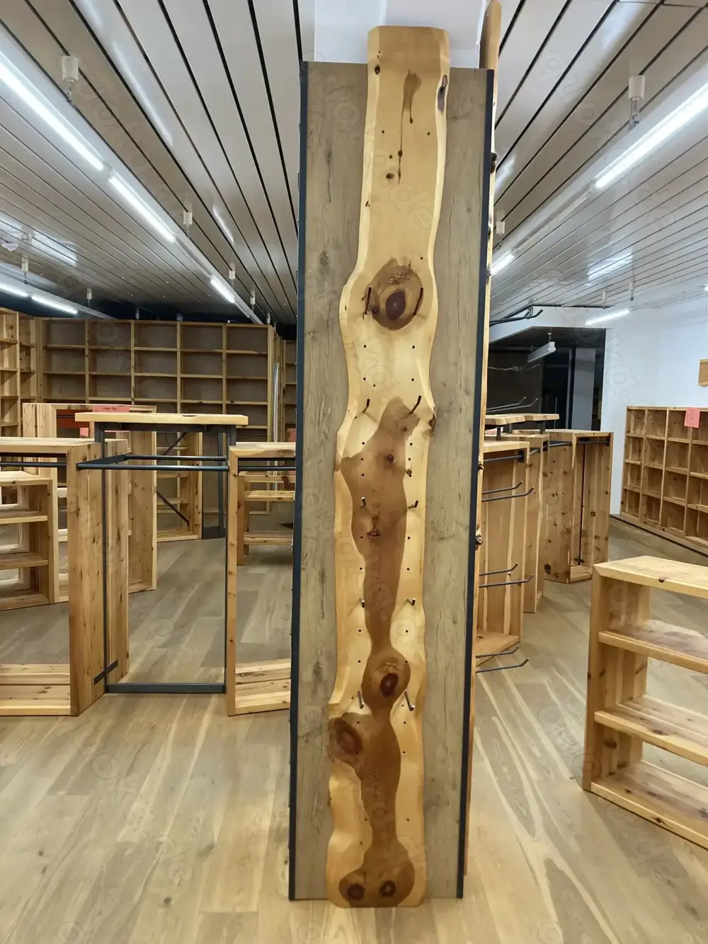 Wandbrett mit Haken aus Stahl verstellbar, aus massiven Zirbenholz Wandbrett mit Haken aus Stahl verstellbar, aus massiven Zirbenholz