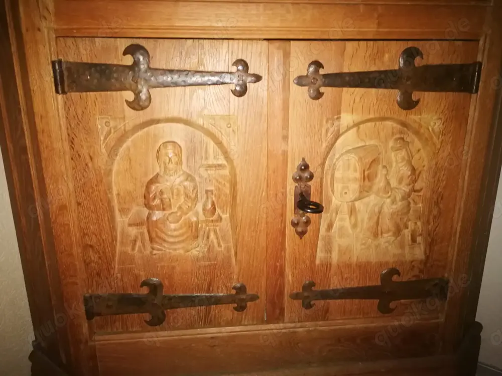 Antiker Eicheneckschrank