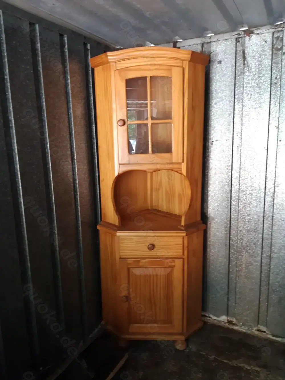 Eckvitrine massiv aus Kiefer zu verkaufen Eckvitrine massiv aus Kiefer zu verkaufen