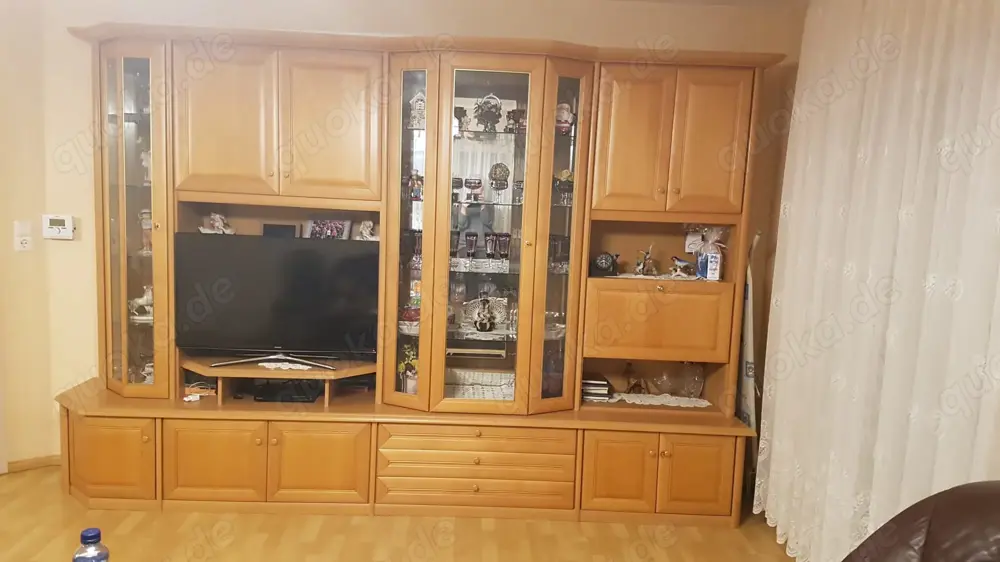 Wohnwand in mit Vitrine und Sideboard in sehr gutem Zustand