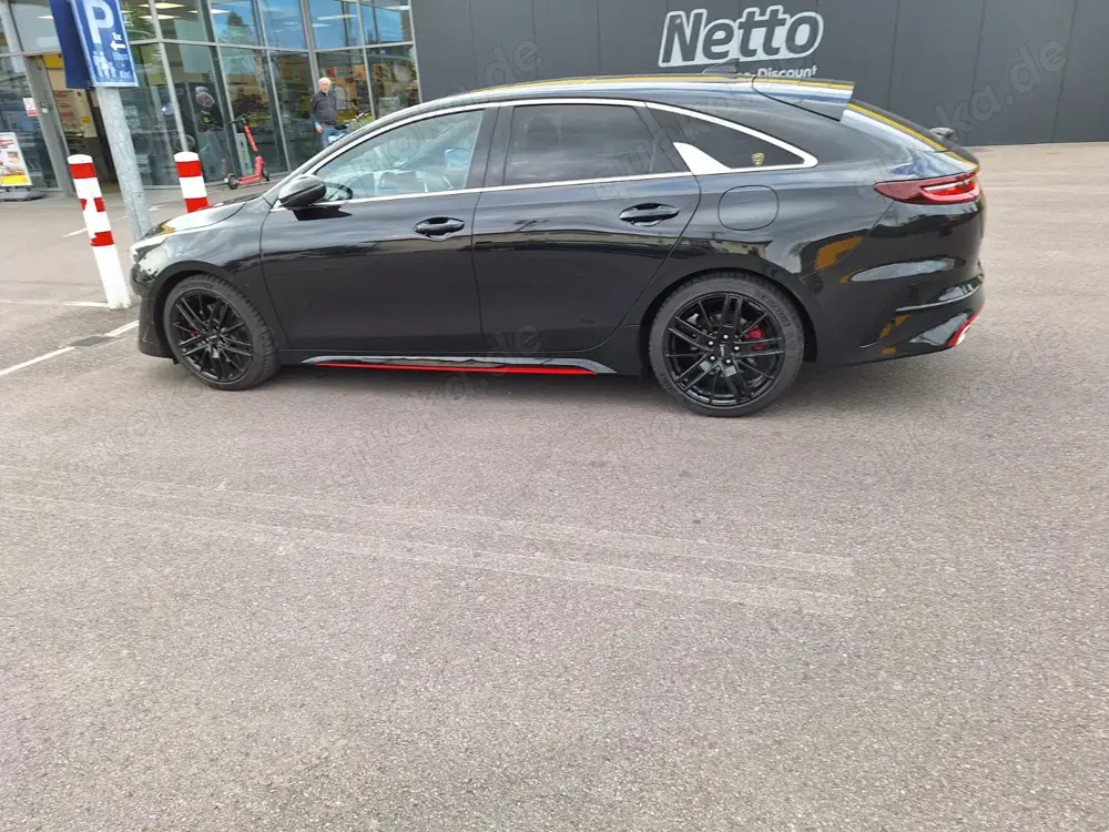 Dieses Auto steht zum Verkauf Dieses Auto steht zum Verkauf