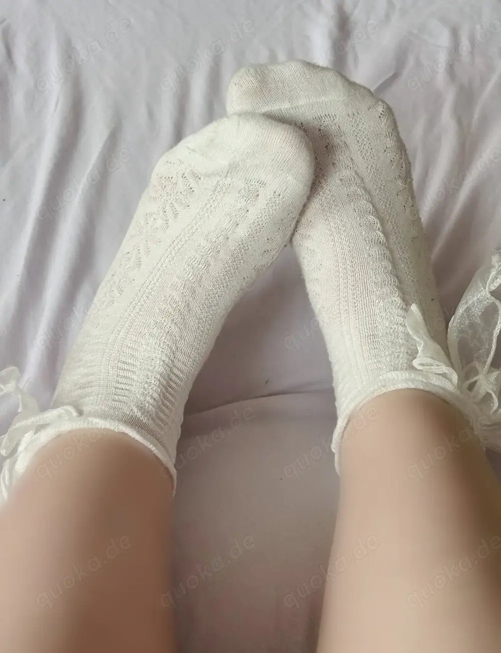 häufig getragene weiße Socken einer jungen Studentin