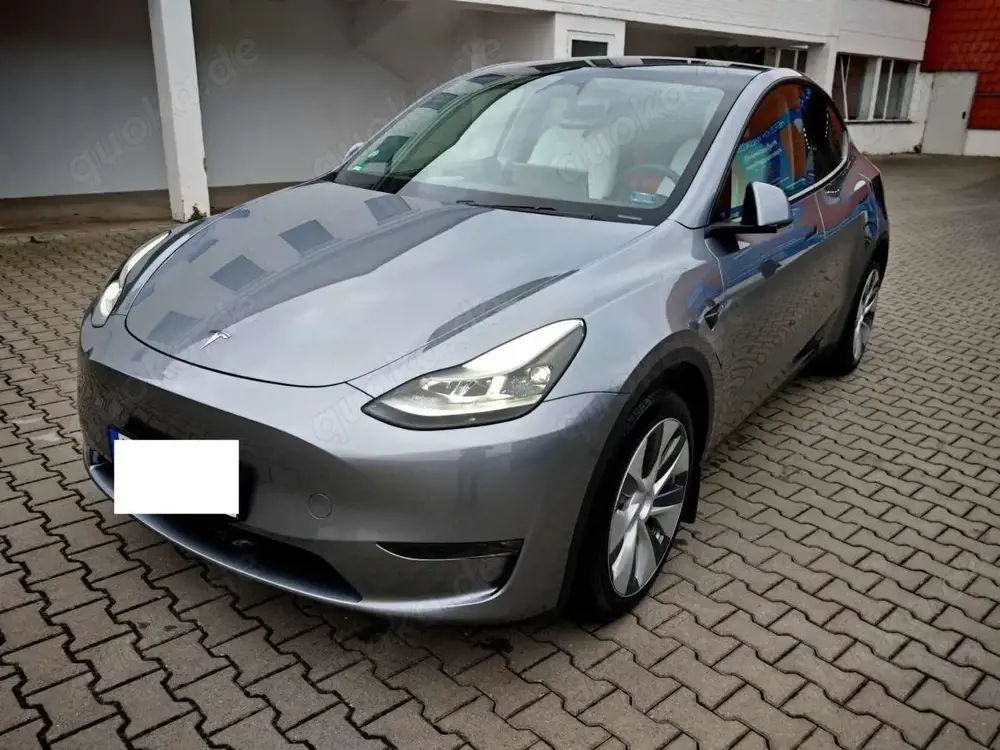 Tesla Model Y Long Range AWD Quicksilver AHK Weiße Sitze