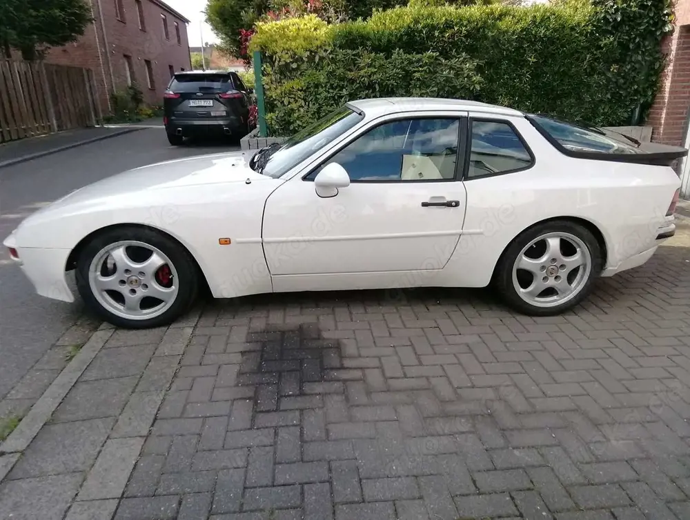 Porsche 944