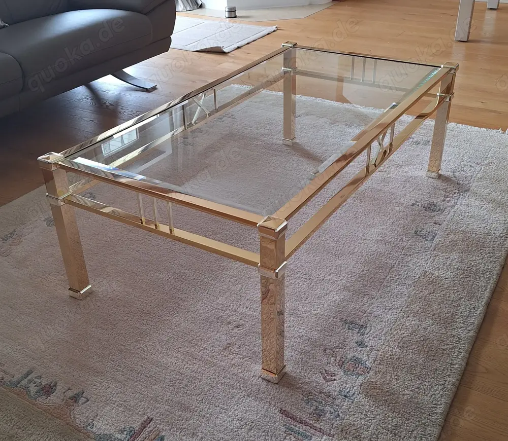 Klassische Couch- und Beistelltisch-Kombination