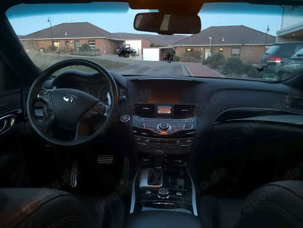 Infiniti Q70