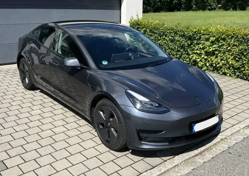 Tesla Model 3 SR Hinterradantrieb RWD + Winterreifen