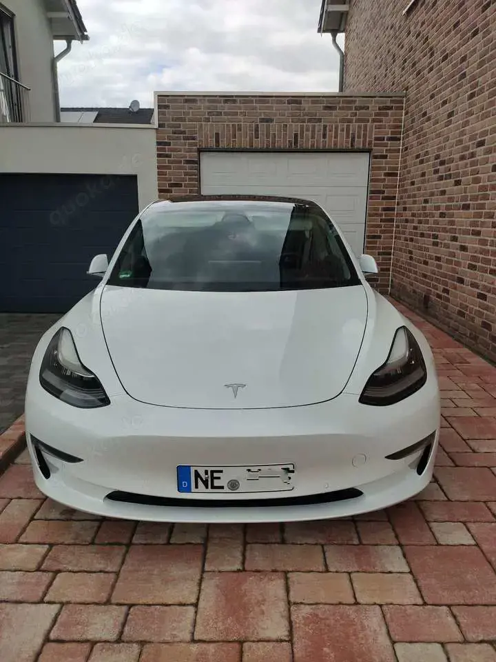 Tesla Model 3 Performance - Long Range fast Performance)